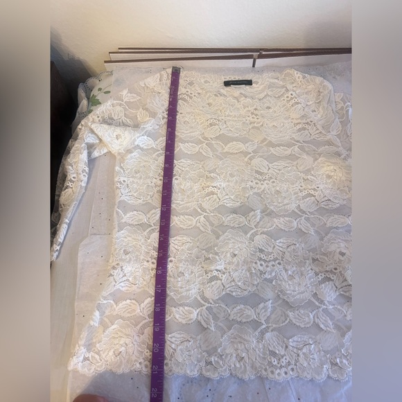 JOSIE NATORI
Imagine Allover
Lace Top Color: Warm White size M/L 
Good condition - Picture 12 of 13